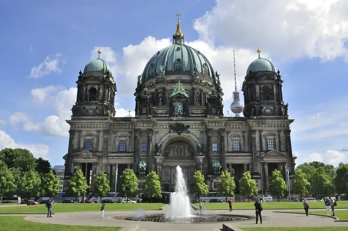 Framed Print : Berlin Cathedral, Lustgarten park Framed Print : Berlin Cathedral, Lustgarten park