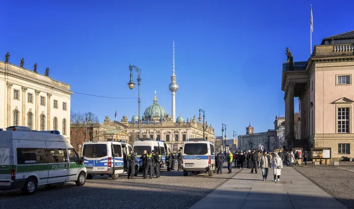 Framed Print : Berlin police force, Unter den Linden