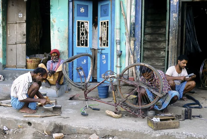 Framed Print : BiCycle-Reparaturwerkstatt in einer Plattform in Chennai