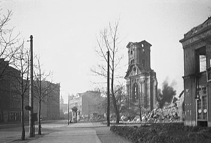 Framed Print : Blasting of the church nave of the Johanniskirche Framed Print : Blasting of the church nave of the Johanniskirche