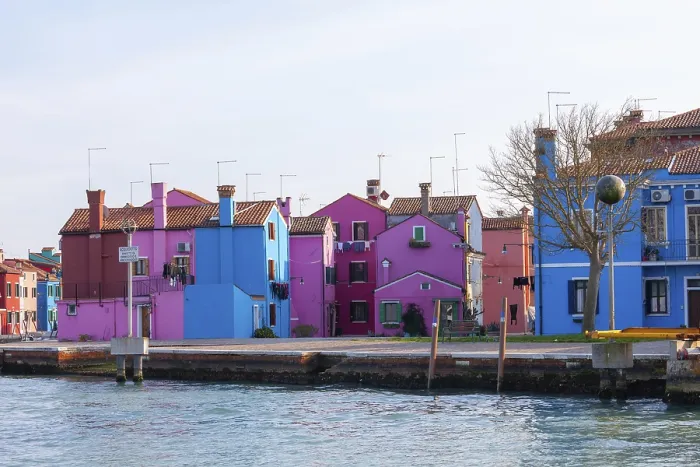 Framed Print : Blick vom Meer, bunte Hauser in Burano Framed Print : Blick vom Meer, bunte Hauser in Burano
