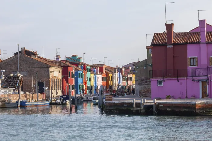 Framed Print : Blick vom Meer, bunte Hauser in Burano
