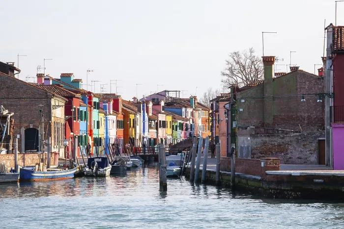 Framed Print : Blick vom Meer, bunte Hauser in Burano