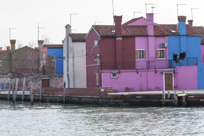 Framed Print : Blick vom Meer, bunte Hauser in Burano Framed Print : Blick vom Meer, bunte Hauser in Burano