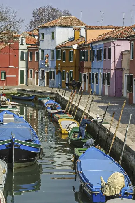 Framed Print : Boats on the canal and colourful houses