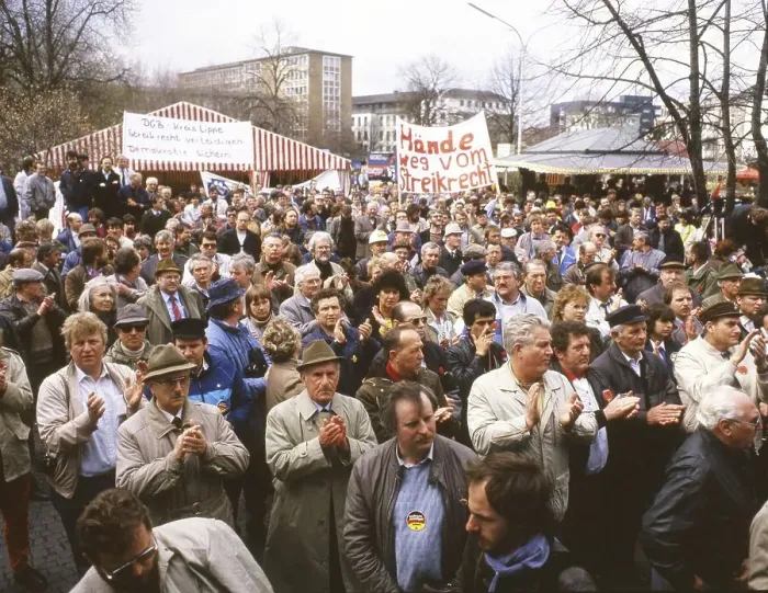 Framed Print : Bonn. DGB demonstration on section 116 on the right to strike on 17