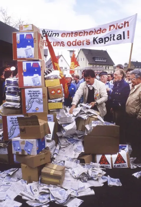 Framed Print : Bonn. DGB protest action at the Ministry of Labour with handover of ballot papers on the issue of restricting action