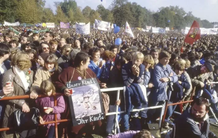 Framed Print : Bonn, Hofgarten, 400-000 at peace movement rally on 22