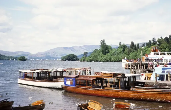 Framed Print : Boote auf dem Lake Windermere, Bowness, Bowness-on-Windermere, Lake-District-Nationalpark, Cumbria, England, UK Juni 1978 Framed Print : Boote auf dem Lake Windermere, Bowness, Bowness-on-Windermere, Lake-District-Nationalpark, Cumbria, England, UK Juni 1978