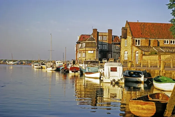 Framed Print : Boote am Kai beim Blakeney Hotel, Fluss Glaven, Blakeney, Norfolk, England, UK, 1969