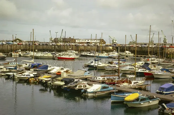 Framed Print : Boote am Liegeplatz im Hafen, St. Peter Port, Guernsey, Kanalinseln, Grossbritannien, Juni 1974, Europe