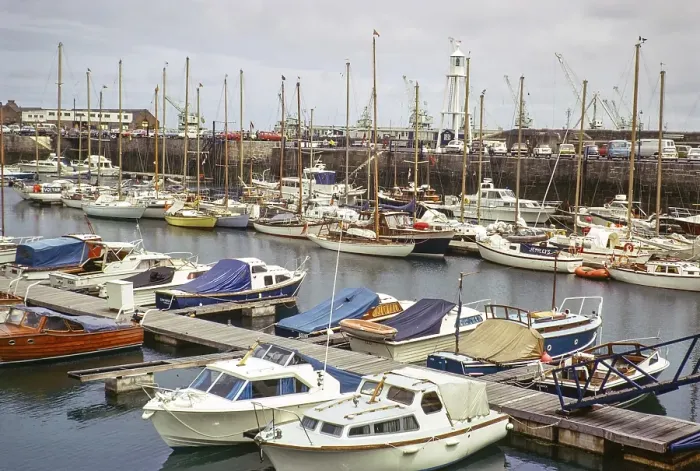 Framed Print : Boote am Liegeplatz im Hafen, St. Peter Port, Guernsey, Kanalinseln, Grossbritannien, Juni 1974, Europe