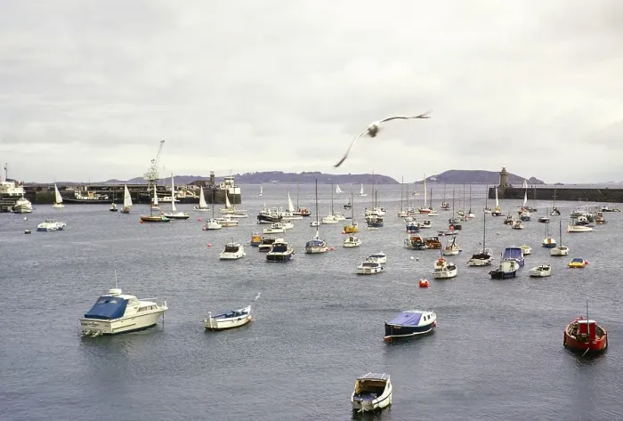 Framed Print : Boote am Liegeplatz im Hafen, St. Peter Port, Guernsey, Kanalinseln, Grossbritannien, Juni 1974, Europe