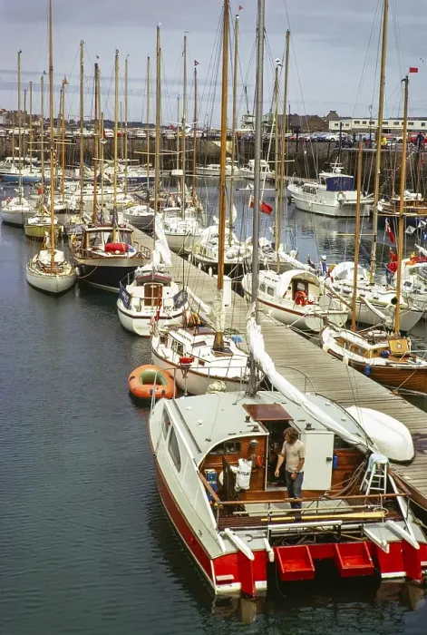 Framed Print : Boote am Liegeplatz im Hafen, St. Peter Port, Guernsey, Kanalinseln, Grossbritannien, Juni 1974, Europe Framed Print : Boote am Liegeplatz im Hafen, St. Peter Port, Guernsey, Kanalinseln, Grossbritannien, Juni 1974, Europe
