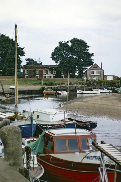 Framed Print : Boote am Liegeplatz am Kai, Blakeney Norfolk, England, UK, Juli 1970 Framed Print : Boote am Liegeplatz am Kai, Blakeney Norfolk, England, UK, Juli 1970