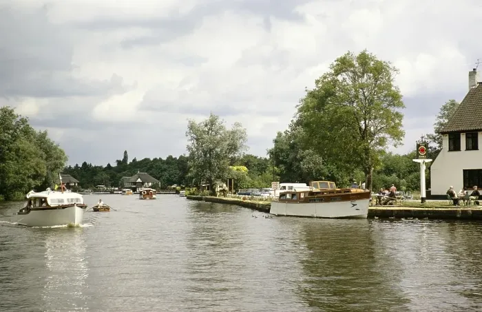 Framed Print : Boote und historische Haeuser im Dorf Horning, Norfolk Broads, Norfolk, England, UK, Juli 1970 Framed Print : Boote und historische Haeuser im Dorf Horning, Norfolk Broads, Norfolk, England, UK, Juli 1970