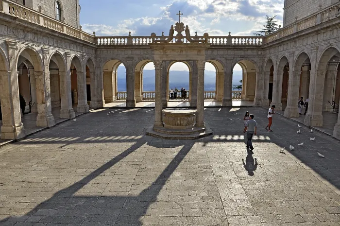 Framed Print : Bramante cloister with cistern