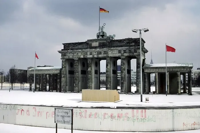 Framed Print : Brandenburg Gate with the Berlin Wall in the snow Framed Print : Brandenburg Gate with the Berlin Wall in the snow