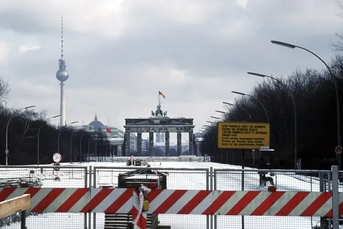 Framed Print : Brandenburg Gate with the Berlin Wall in the snow Framed Print : Brandenburg Gate with the Berlin Wall in the snow
