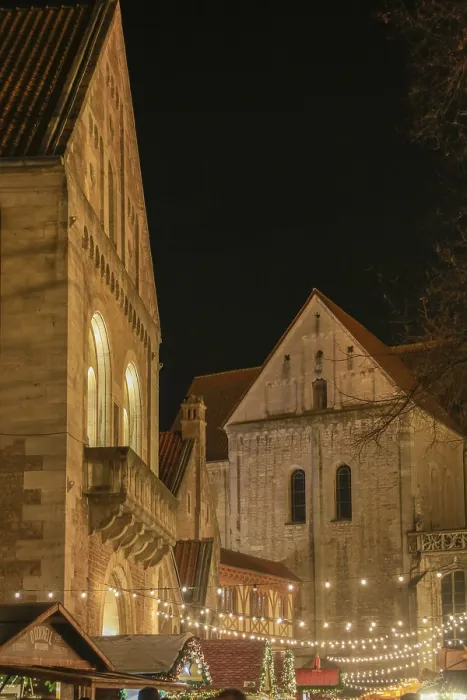 Framed Print : Braunschweig Christmas market on Burgplatz and Domplatz around St