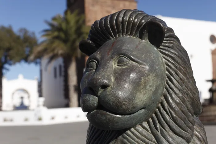 Framed Print : Brazen lion sculpture, Plaza de la Constitucion