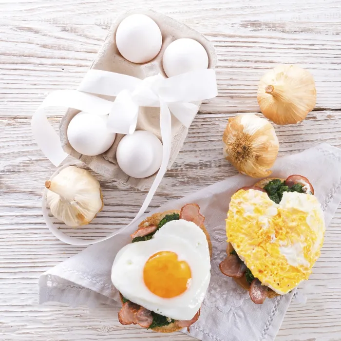 Framed Print : Bread au gratin with fried egg and spinach