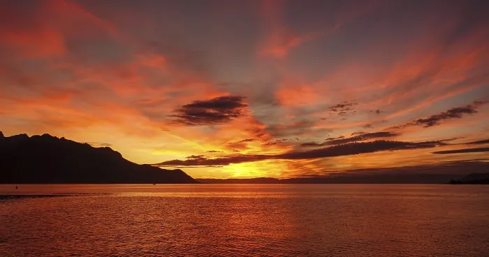 Framed Print : A breathtaking sunset over Lake Geneva