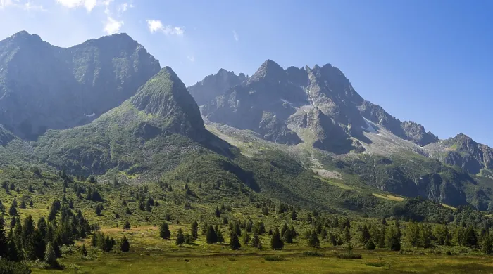 Framed Print : A breathtaking view of a towering mountain range with rugged peaks