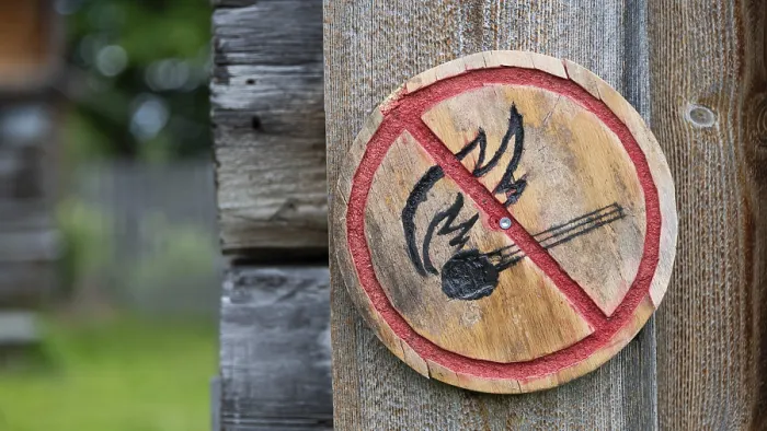 Framed Print : Brennendes Streichholz, kleine runde Holztafel mit aufgemaltem Verbotssymbol gegen das Entfachen von Feuer