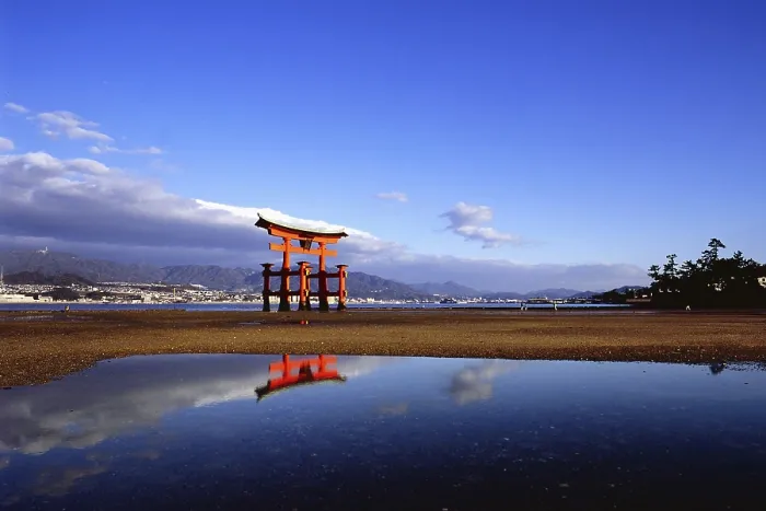 Framed Print : The bright red Sea-gate of Miyajima temple Framed Print : The bright red Sea-gate of Miyajima temple