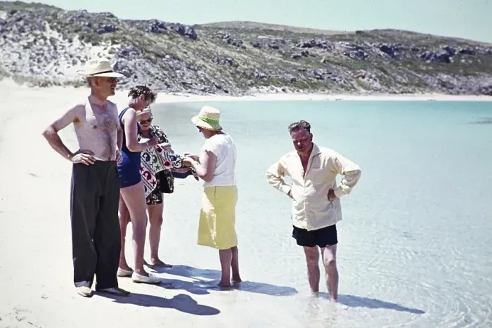 Framed Print : Britische Urlauber stehen am Sandstrand, zwei Paare, Mittelmeerurlaub 1966