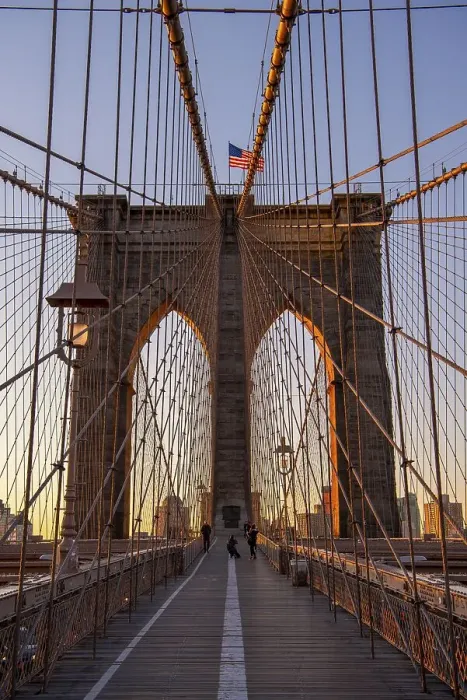 Framed Print : Brooklyn Bridge bei Sonnenaufgang Framed Print : Brooklyn Bridge bei Sonnenaufgang