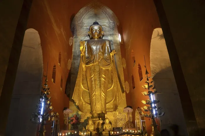 Framed Print : Buddha statue in Ananda Temple
