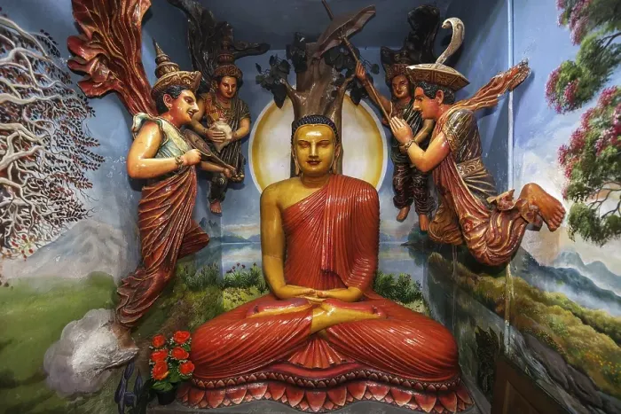 Framed Print : Buddha statue, sitting, Weherahena Temple