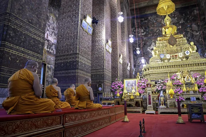 Framed Print : Buddhist monks at prayer, Wat Pho