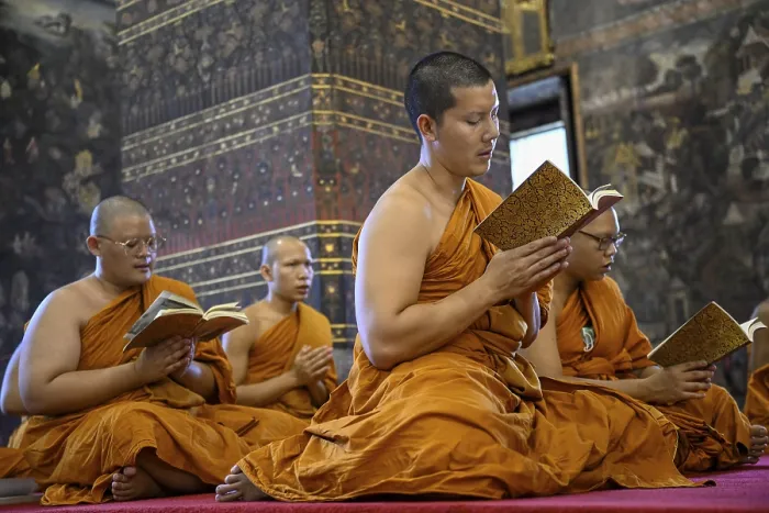Framed Print : Buddhist monks at prayer, Wat Pho