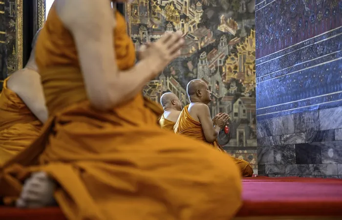 Framed Print : Buddhist monks at prayer, Wat Pho