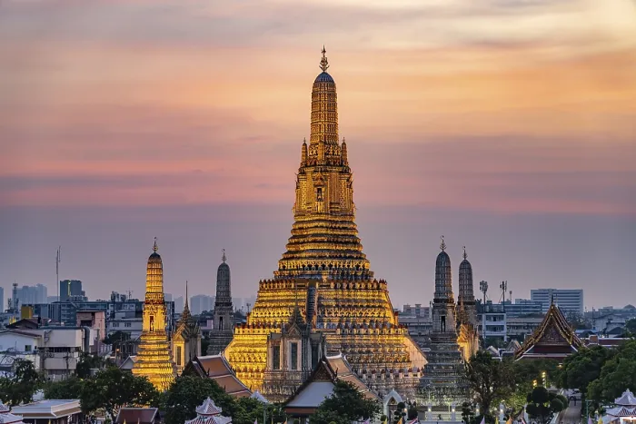 Framed Print : The Buddhist temple Wat Arun or Temple of Dawn and the Chao-Phraya River at dusk Framed Print : The Buddhist temple Wat Arun or Temple of Dawn and the Chao-Phraya River at dusk