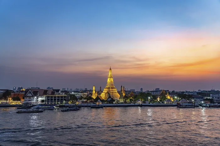 Framed Print : The Buddhist temple Wat Arun or Temple of Dawn and the Chao-Phraya River at dusk