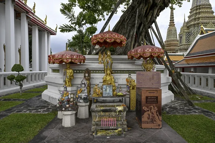 Framed Print : Buddhist temple in Wat Pho, Temple of the Reclining Buddha Framed Print : Buddhist temple in Wat Pho, Temple of the Reclining Buddha