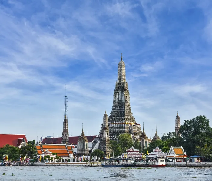 Framed Print : Buddhist temple (wat) Wat Arun on Chao Phraya River