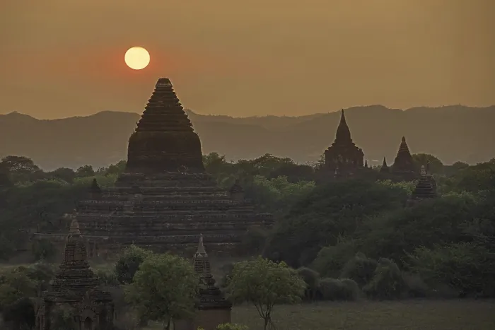 Framed Print : Buddhist temples and pagodas at sunset in the ancient city Bagan