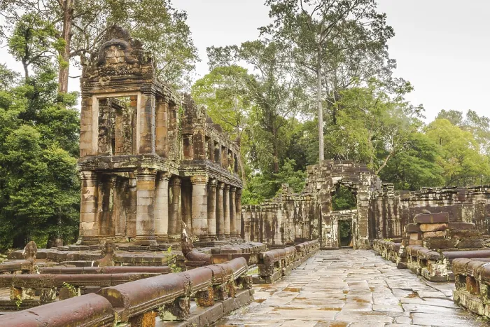 Framed Print : Building with cylindrical columns in Preah Khan Temple Framed Print : Building with cylindrical columns in Preah Khan Temple