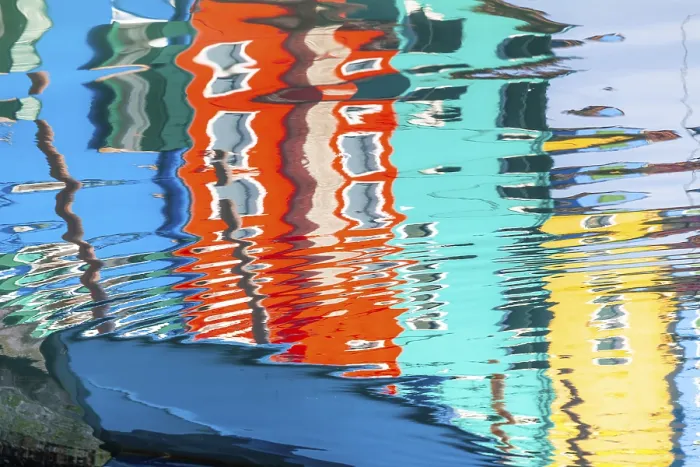 Framed Print : Bunte Hausfasssaden spiegeln sich im Wasser