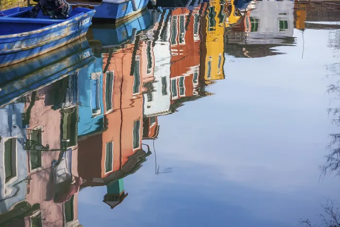 Framed Print : Bunte Hausfasssaden spiegeln sich im Wasser