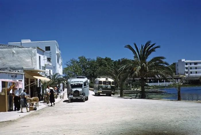 Framed Print : Busse nach San Antonio, San Antonio, Insel Ibiza, Balearische Inseln, Spanien, 1950er Jahre Framed Print : Busse nach San Antonio, San Antonio, Insel Ibiza, Balearische Inseln, Spanien, 1950er Jahre