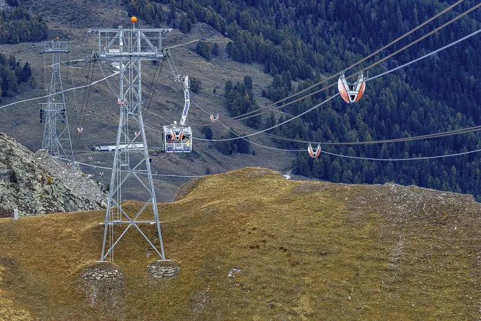 Framed Print : Cable car from Grimentz to the Sorebois summit station
