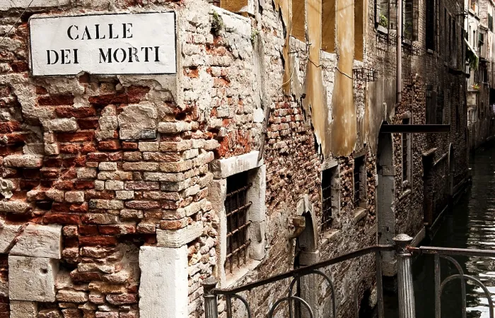 Framed Print : Calle dei Morti, S. Polo district