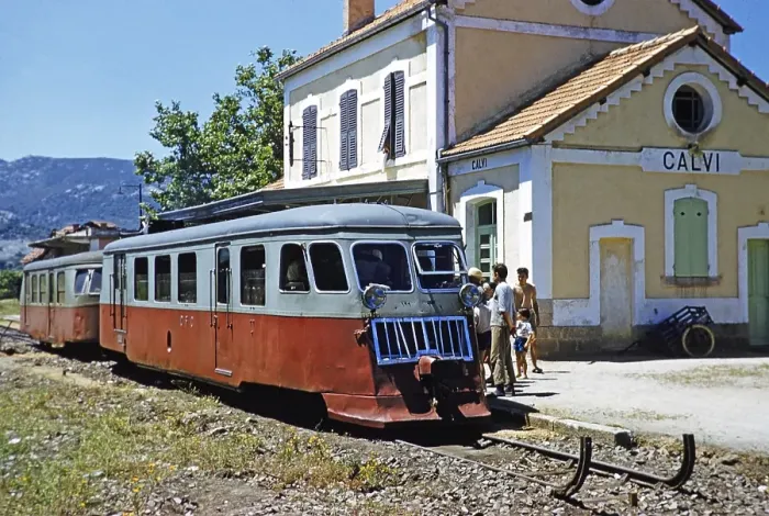Framed Print : Calvi, Korsika in den spaeten 1950er Jahren Calvi, Korsika, Frankreich Zug am Bahnhof