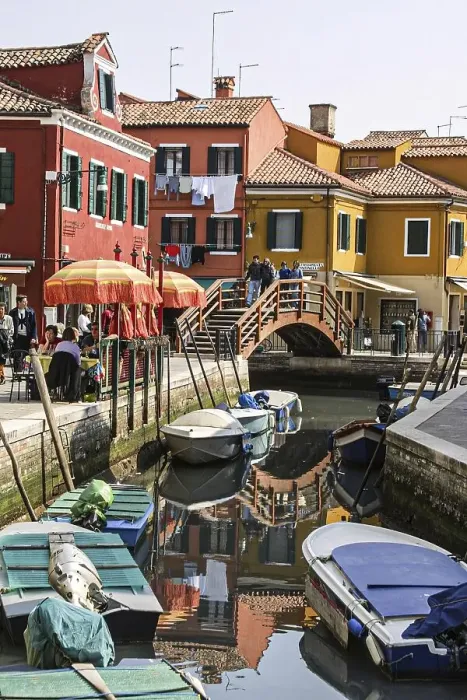 Framed Print : Canal, boats, colourful houses